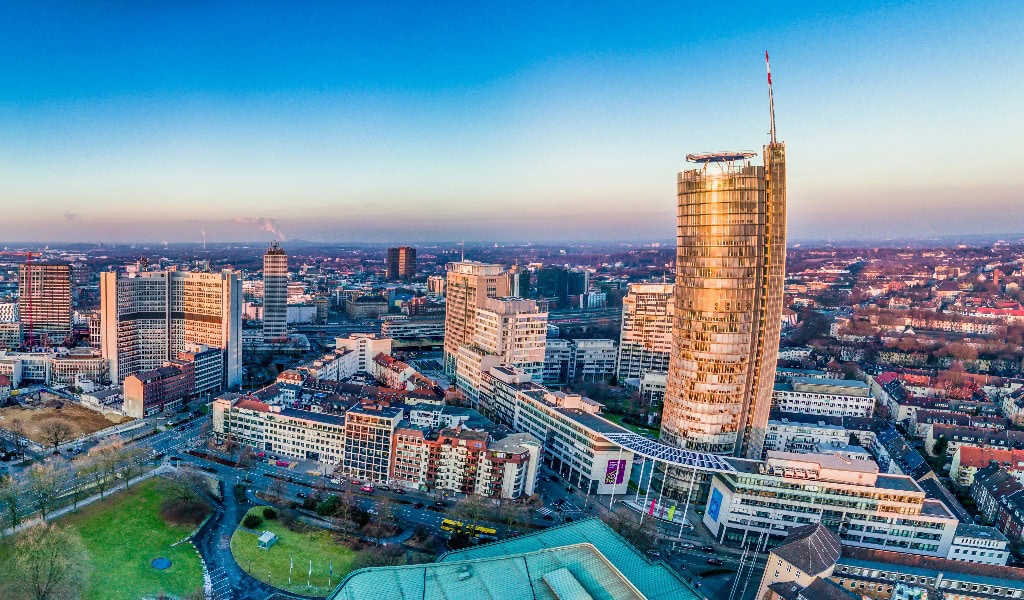 Die Skyline der Stadt Essen bei Sonnenuntergang